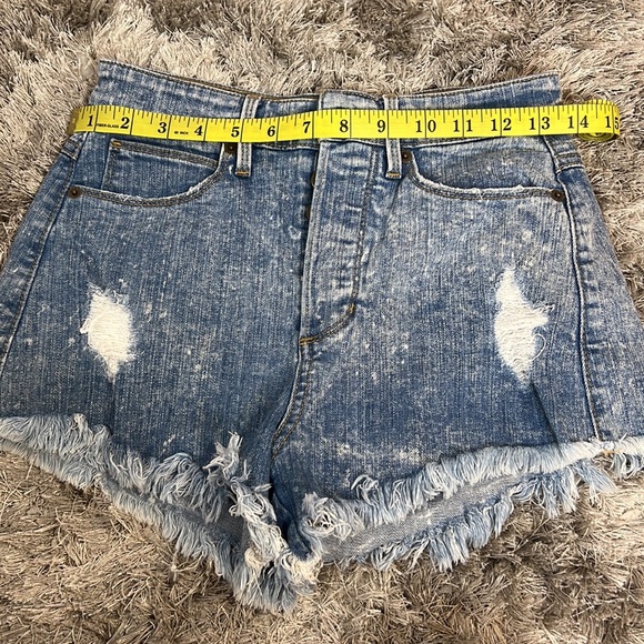 Vintage Guess High Rise Light Wash Distressed Denim Shorts - Picture 6 of 7